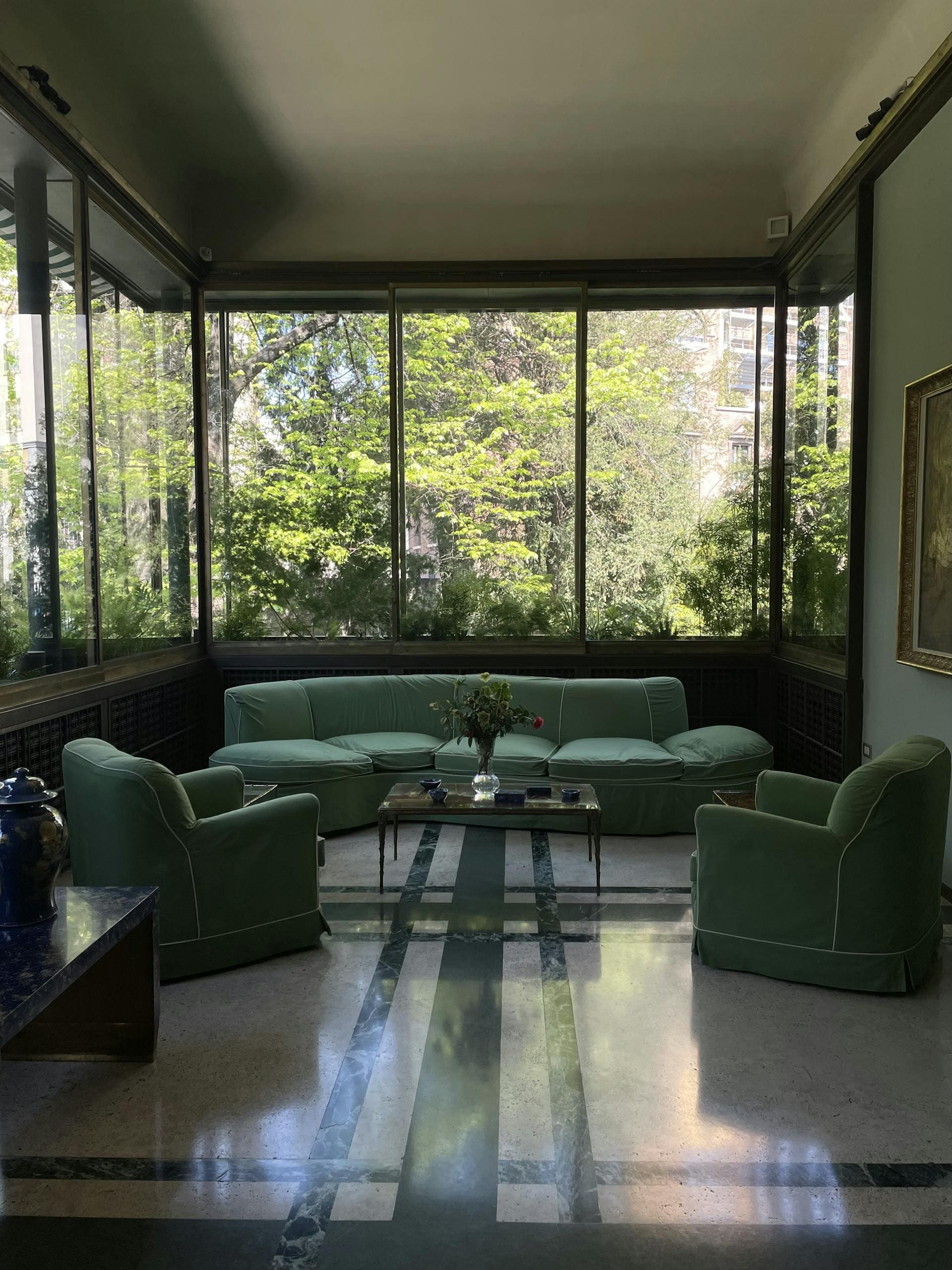 Stylowy salon z zielonymi fotelami w naturalnym świetle słonecznym