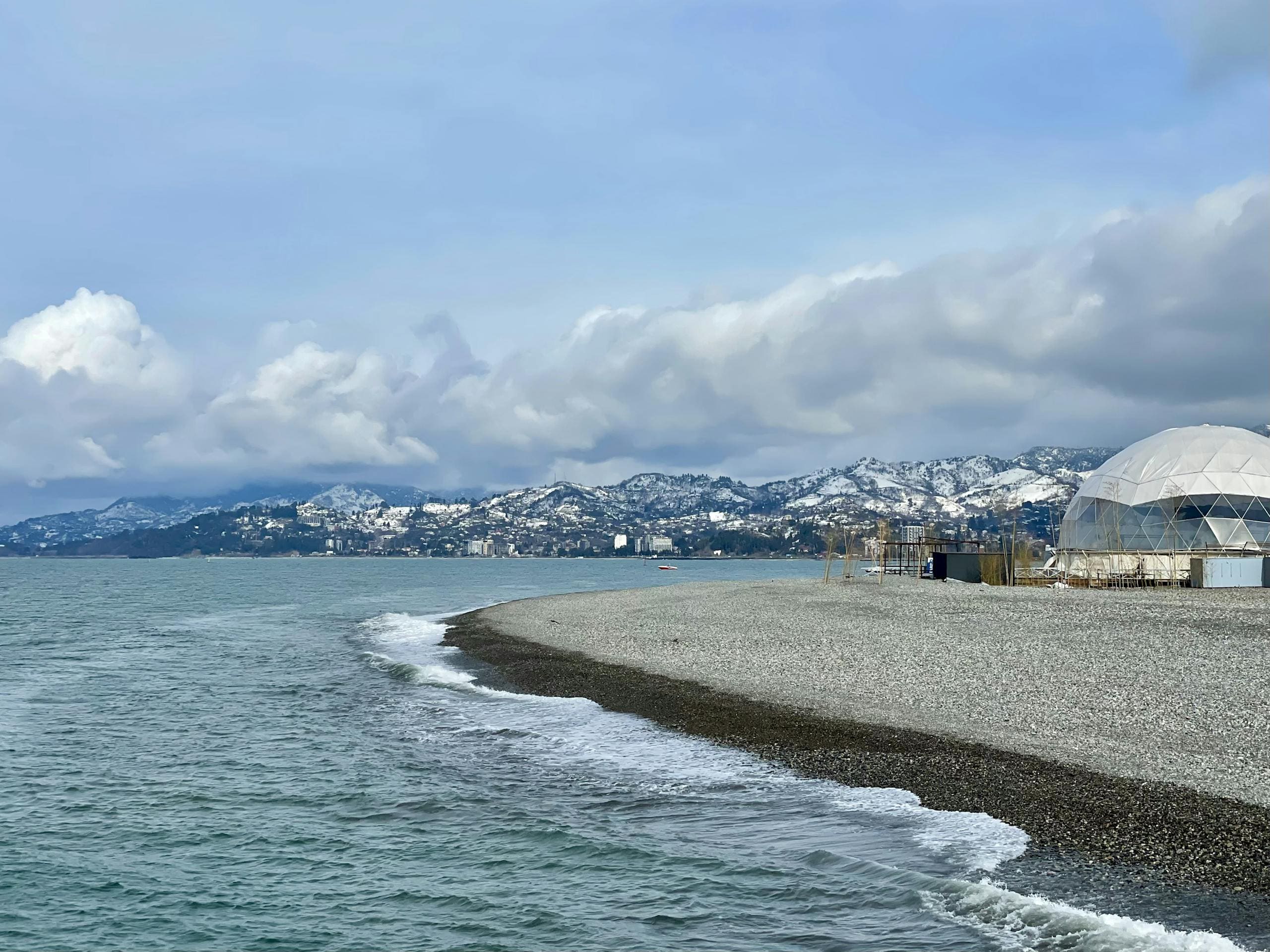 Panorama nadmorskiego Batumi w Gruzji z malowniczymi białymi górami i wybrzeżem Morza Czarnego