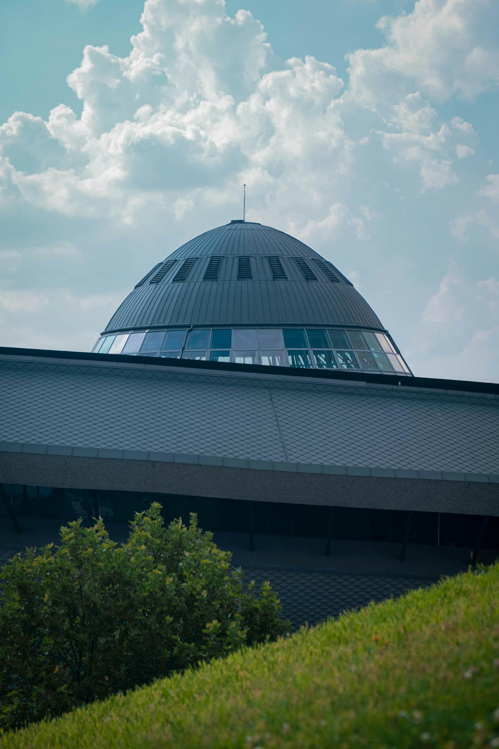 Współczesny budynek o kopułowej architekturze w Katowicach przedstawiający innowacyjny design architektoniczny