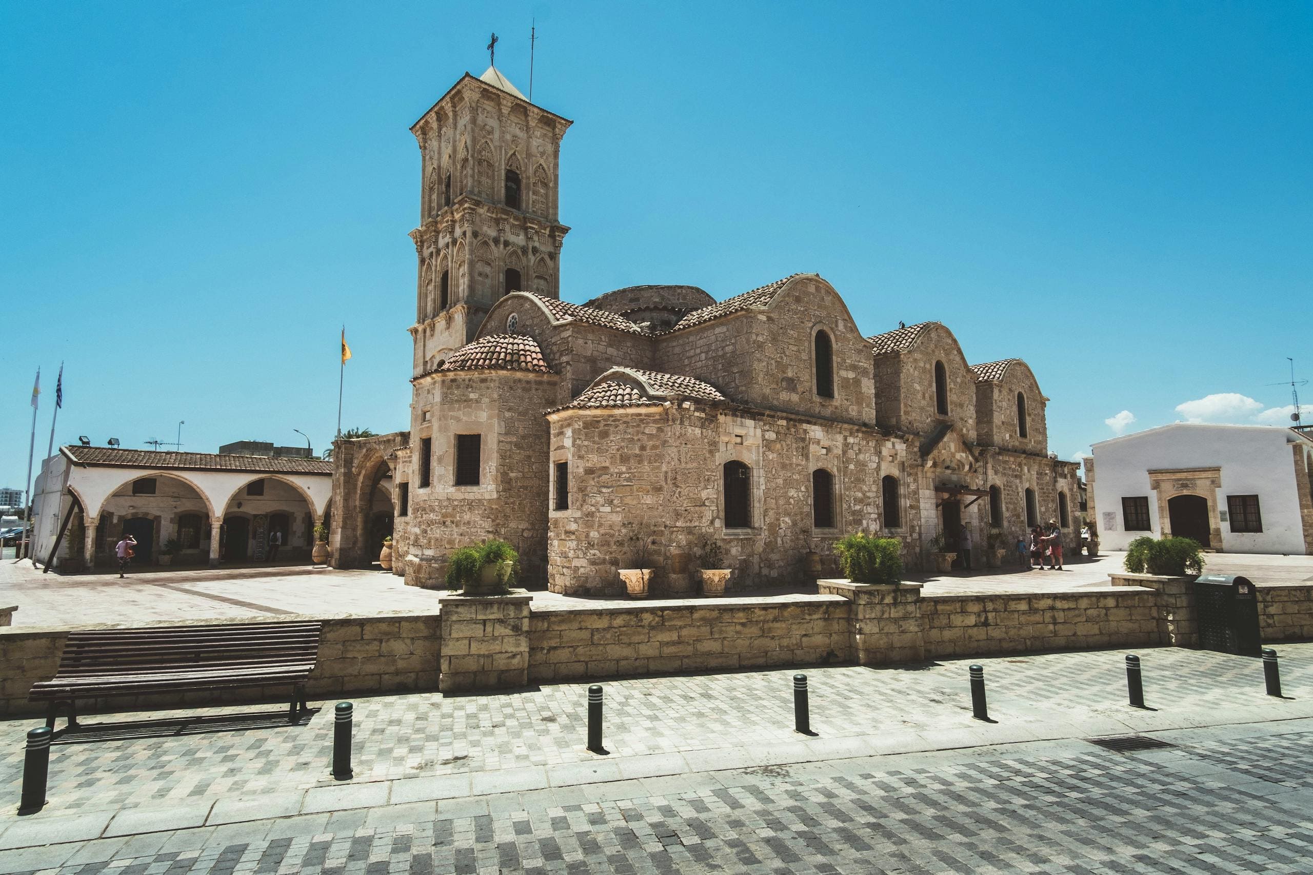 Historyczny kościół Saint Lazarus w Larnace na Cyprze pod jasnym błękitnym niebem z charakterystyczną architekturą