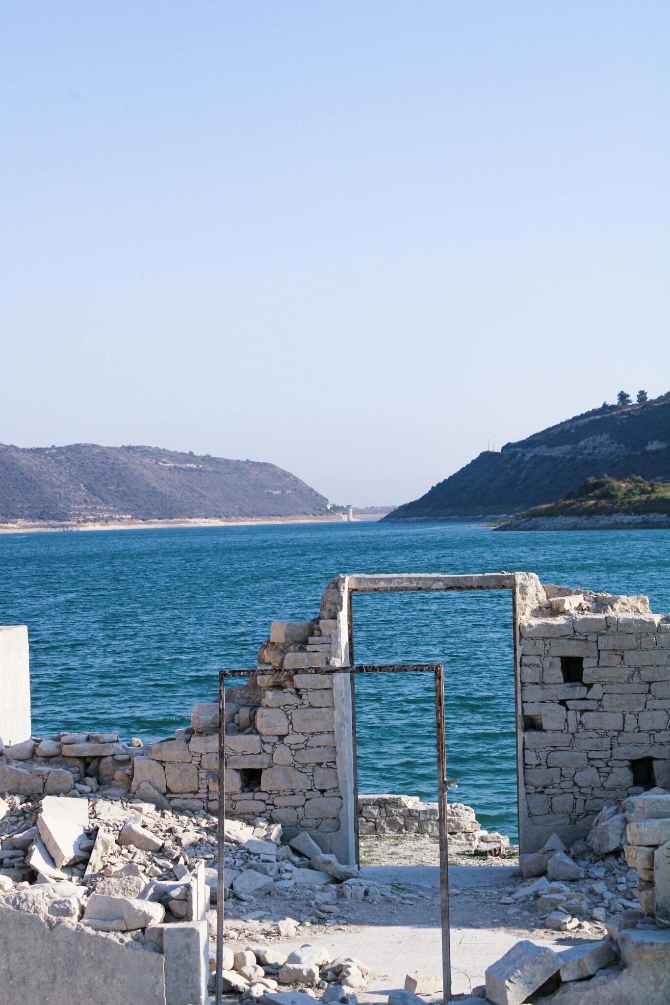 Malowniczy widok na zabytkowe kamienne ruiny przy brzegu morza w Limassol na Cyprze pod jasnym niebem