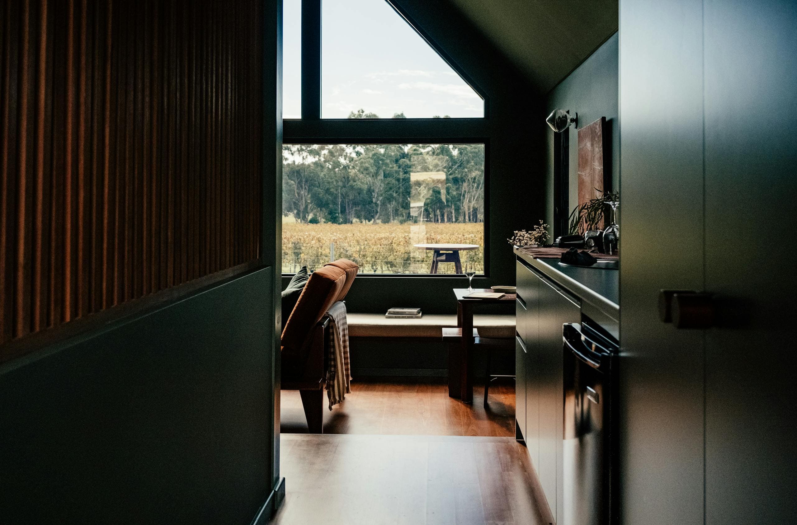 Minimalistyczne wnętrze z panoramicznym oknem oferującym widok na krajobraz