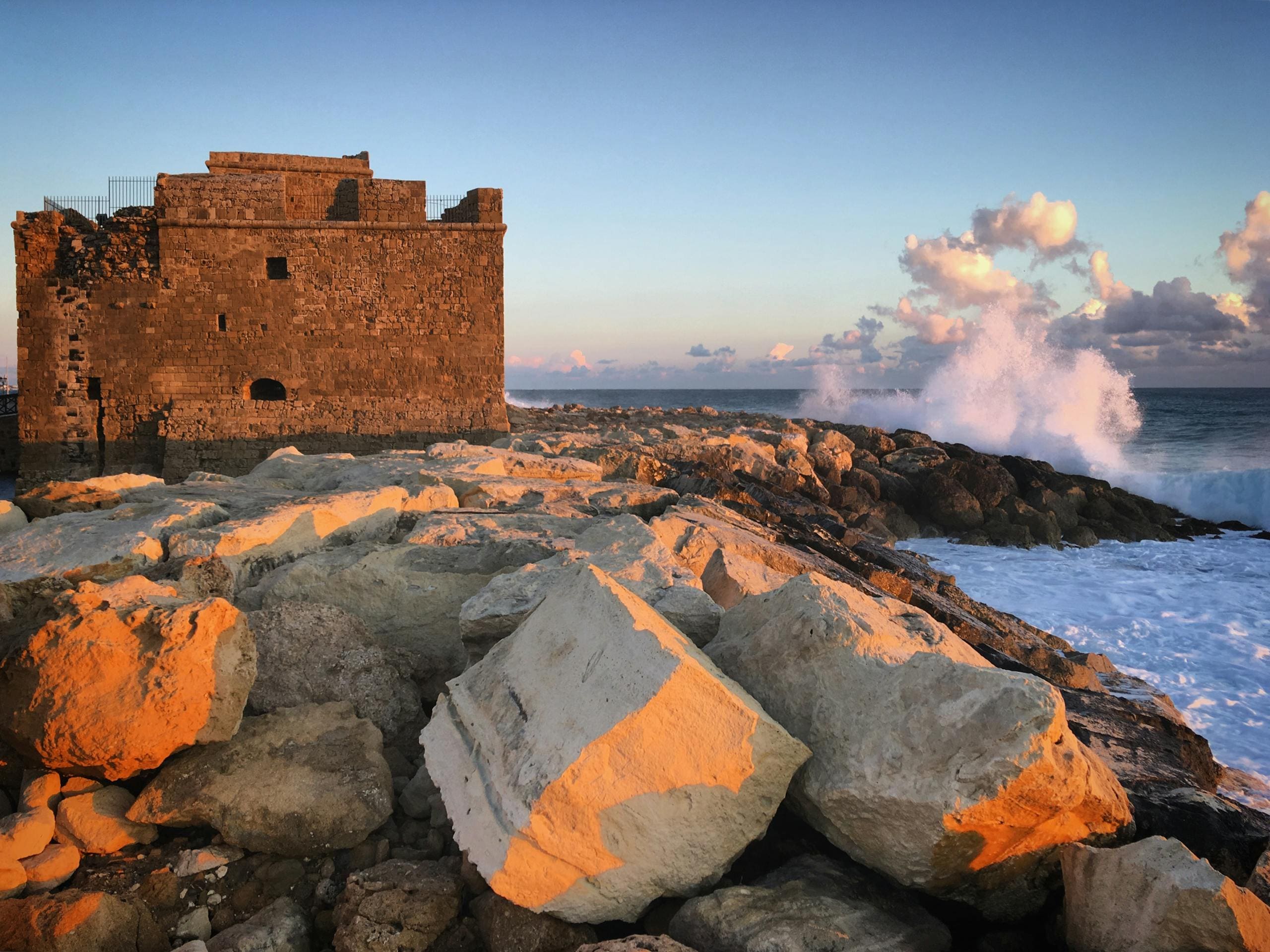 Spektakularny widok na zabytkowy zamek w Pafos na Cyprze podczas zachodu słońca z historyczną architekturą
