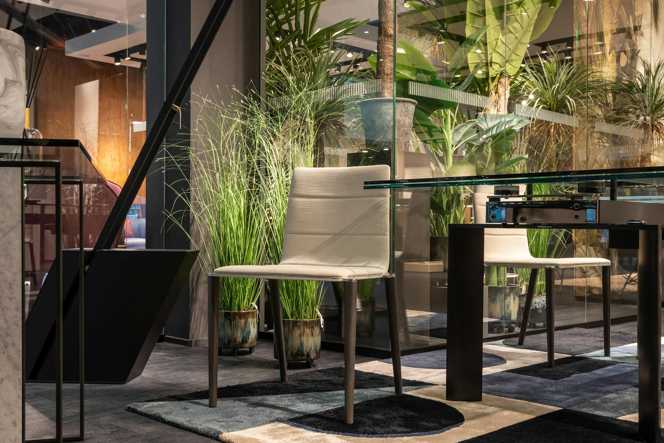 Przytulna jadalnia z designerskimi meblami i zielonymi roślinami doniczkowymi