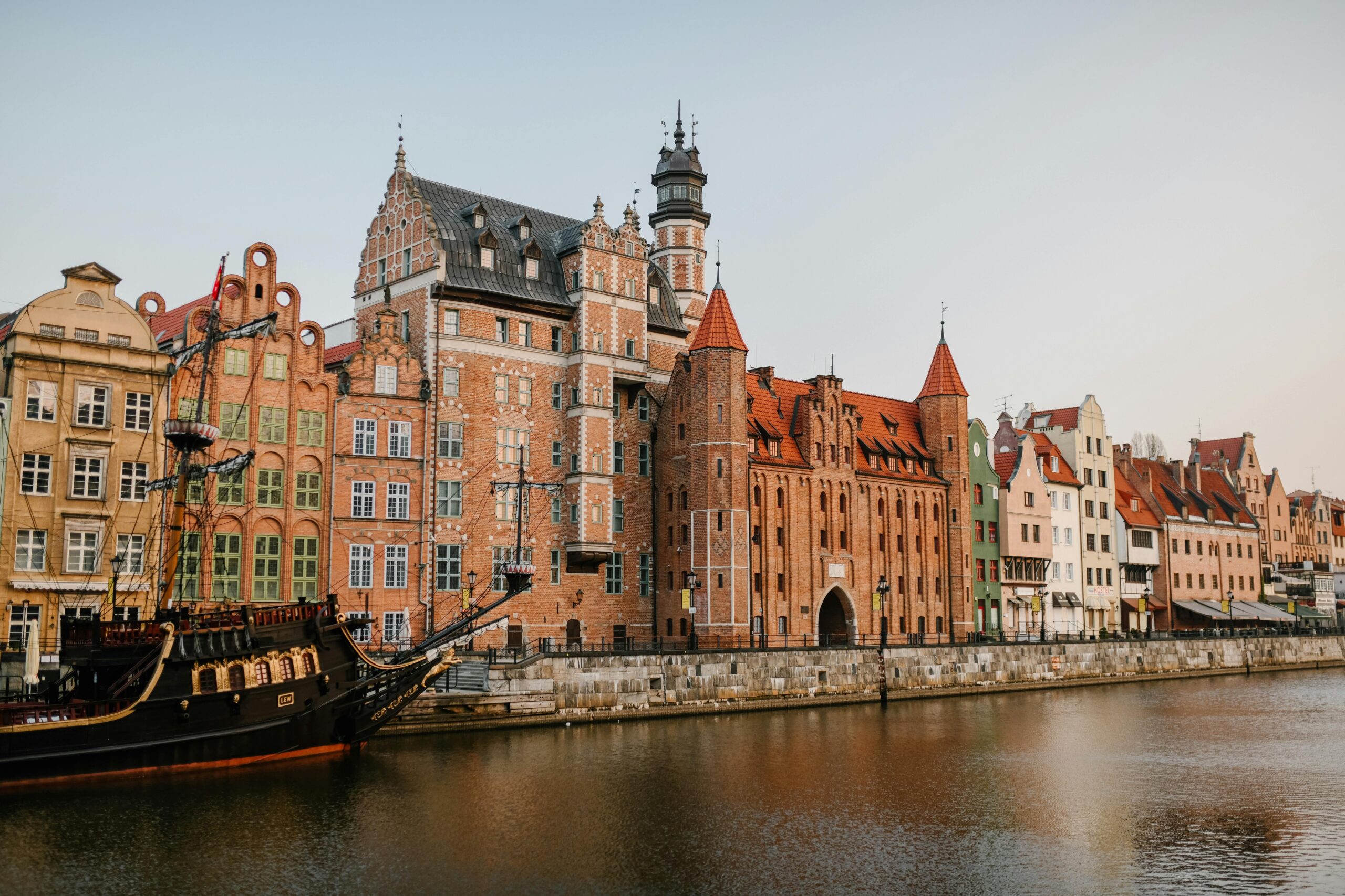 Gdańsk nad Motławą - historyczne kamienice Długiego Pobrzeża i średniowieczna Brama Żuraw. Odkryj najpiękniejsze zabytki Starego Miasta.
