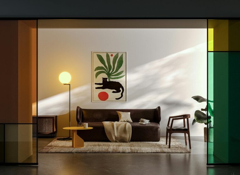 Nowoczesny salon mid-century modern z kolorowymi szklanymi panelami, brązową skórzaną sofą i designerską lampą