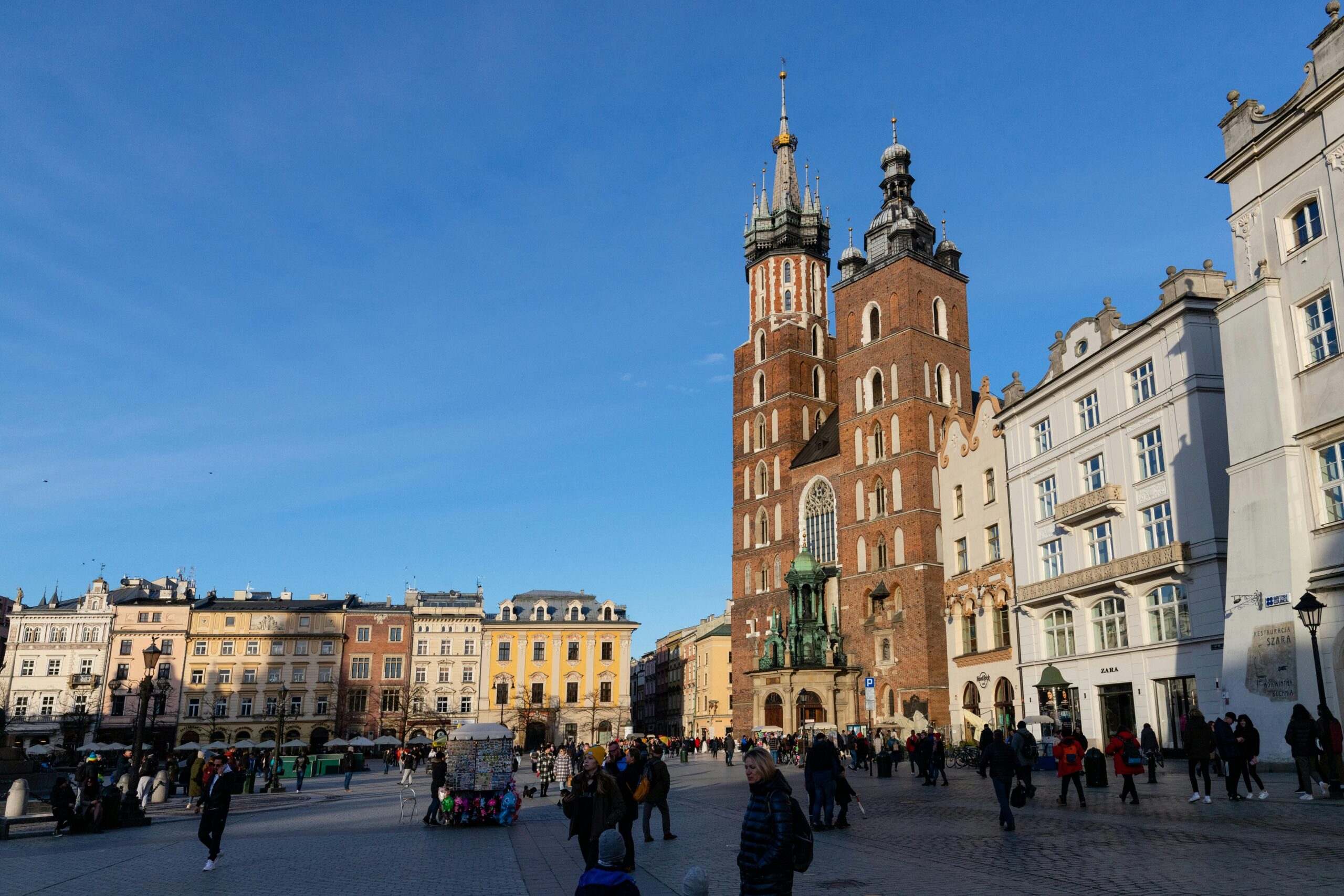 Kraków Rynek Główny - kościół Mariacki, Sukiennice, kamienice. Najważniejsze zabytki Starego Miasta, atrakcje turystyczne, restauracje.