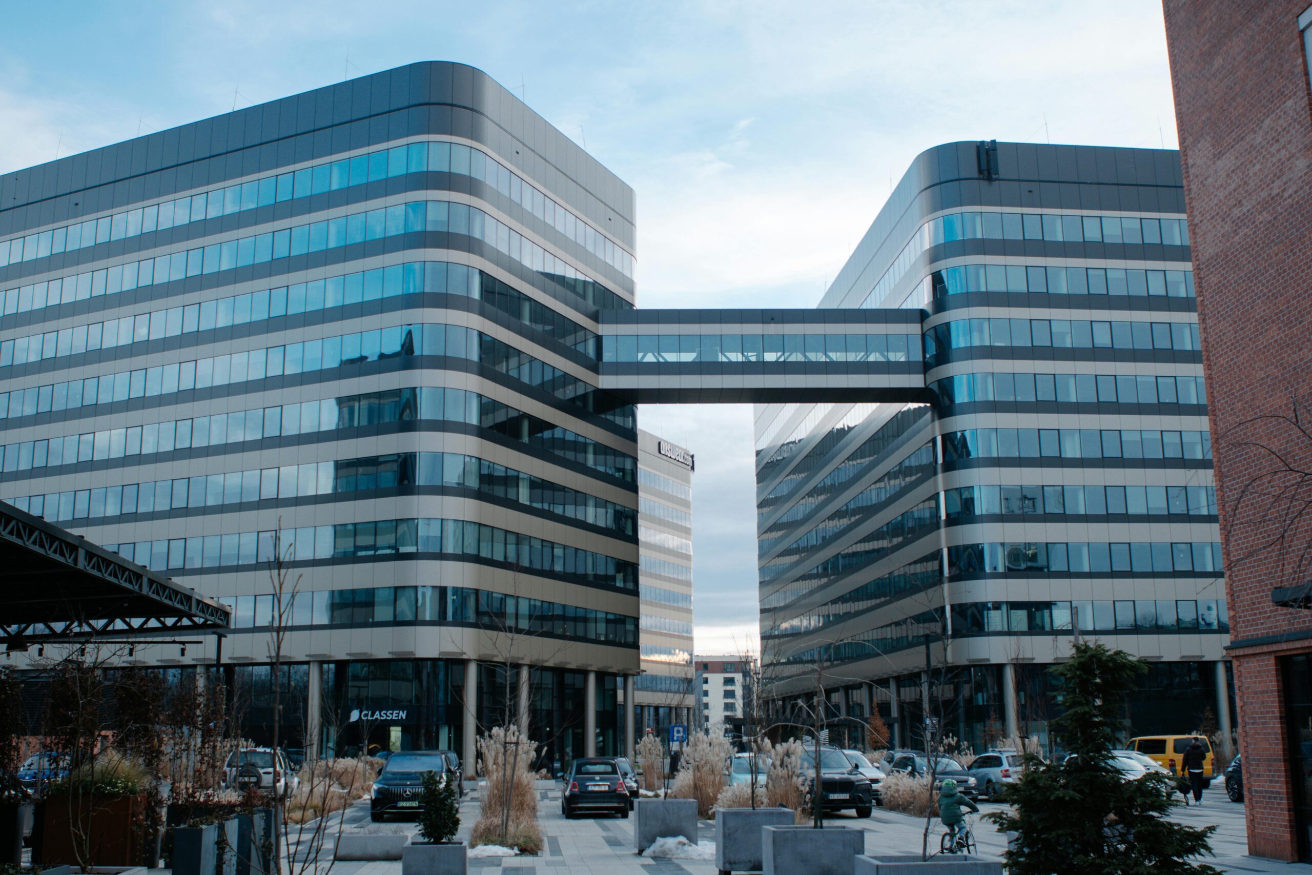 Centrum biznesowe Kraków - spektakularny kompleks biurowy z nowoczesnymi rozwiązaniami architektonicznymi. Business park z charakterystycznymi szklanymi elewacjami.