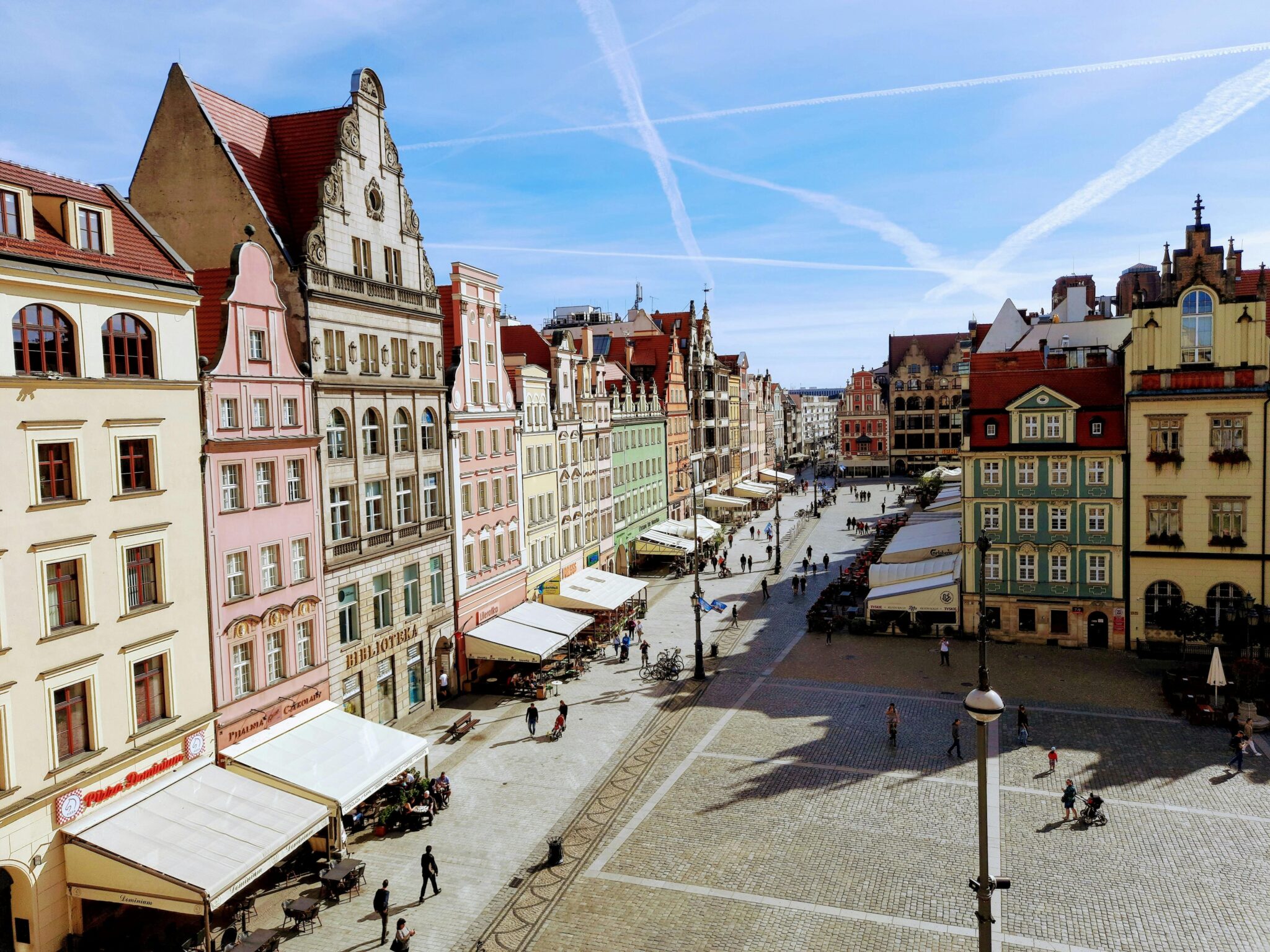 Wrocław Stare Miasto - malowniczy Rynek z charakterystycznymi kolorowymi kamienicami. Zabytkowy plac z restauracjami, kawiarniami i sklepami w historycznym centrum.