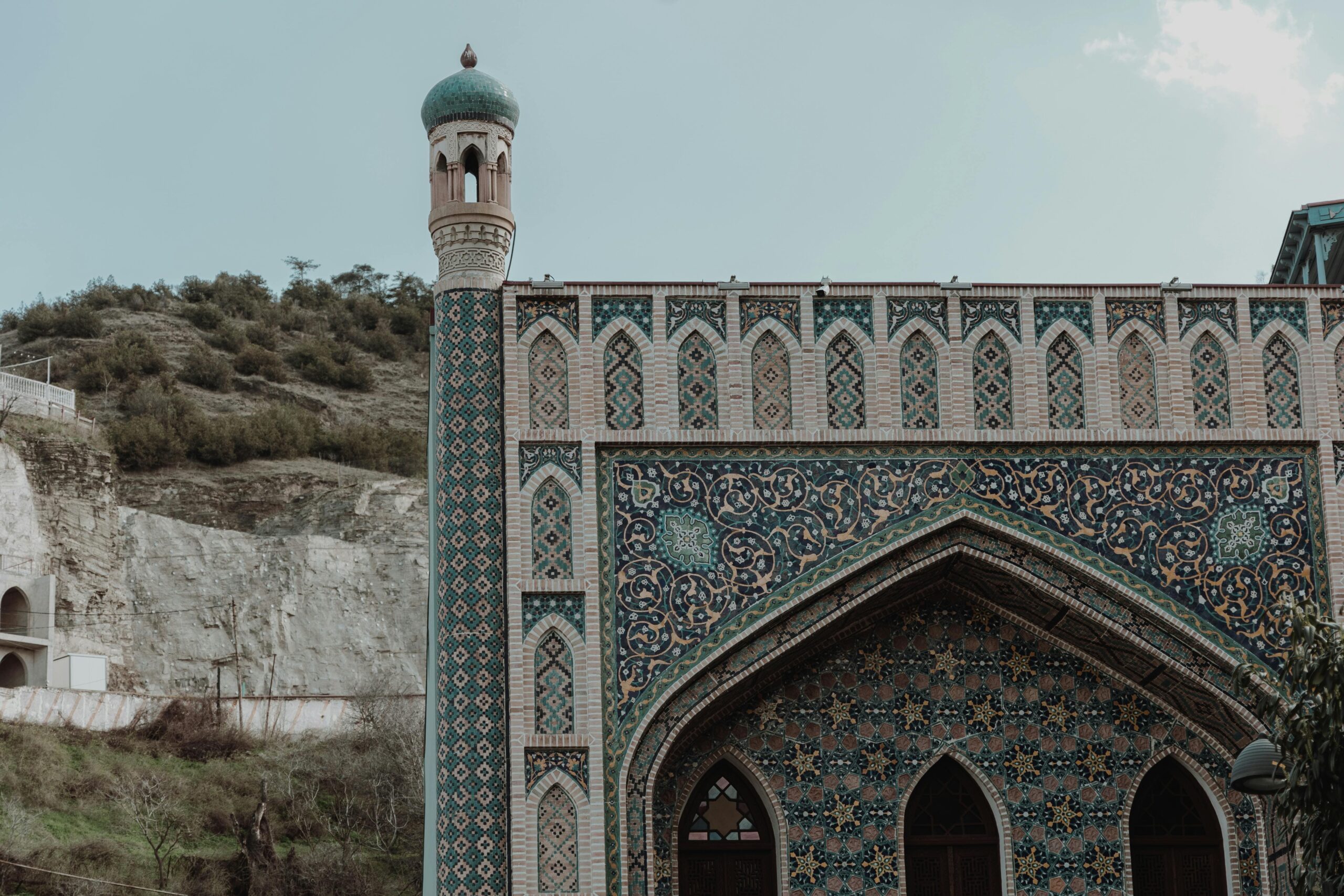 Meczet w Tbilisi Gruzja - islamska architektura z turkusową mozaiką i arabeskami, minaret z zieloną kopułą, perska sztuka dekoracyjna na Kaukazie