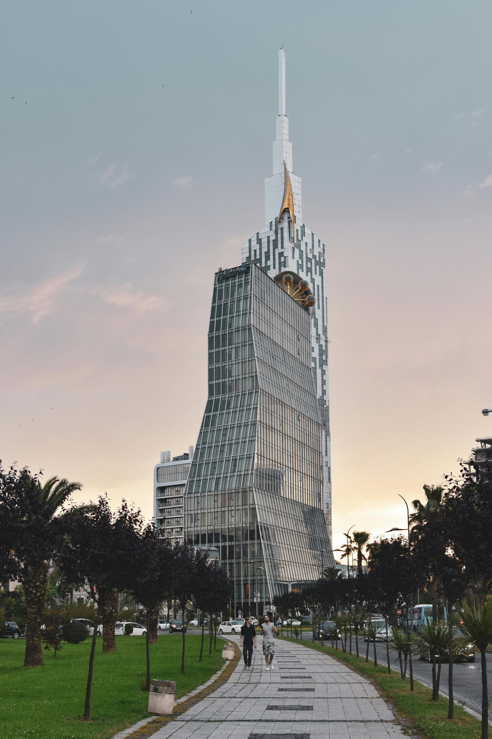 Nowoczesny wieżowiec Batumi Tower w Batumi, Gruzja – futurystyczna architektura i panorama miasta o zachodzie słońca