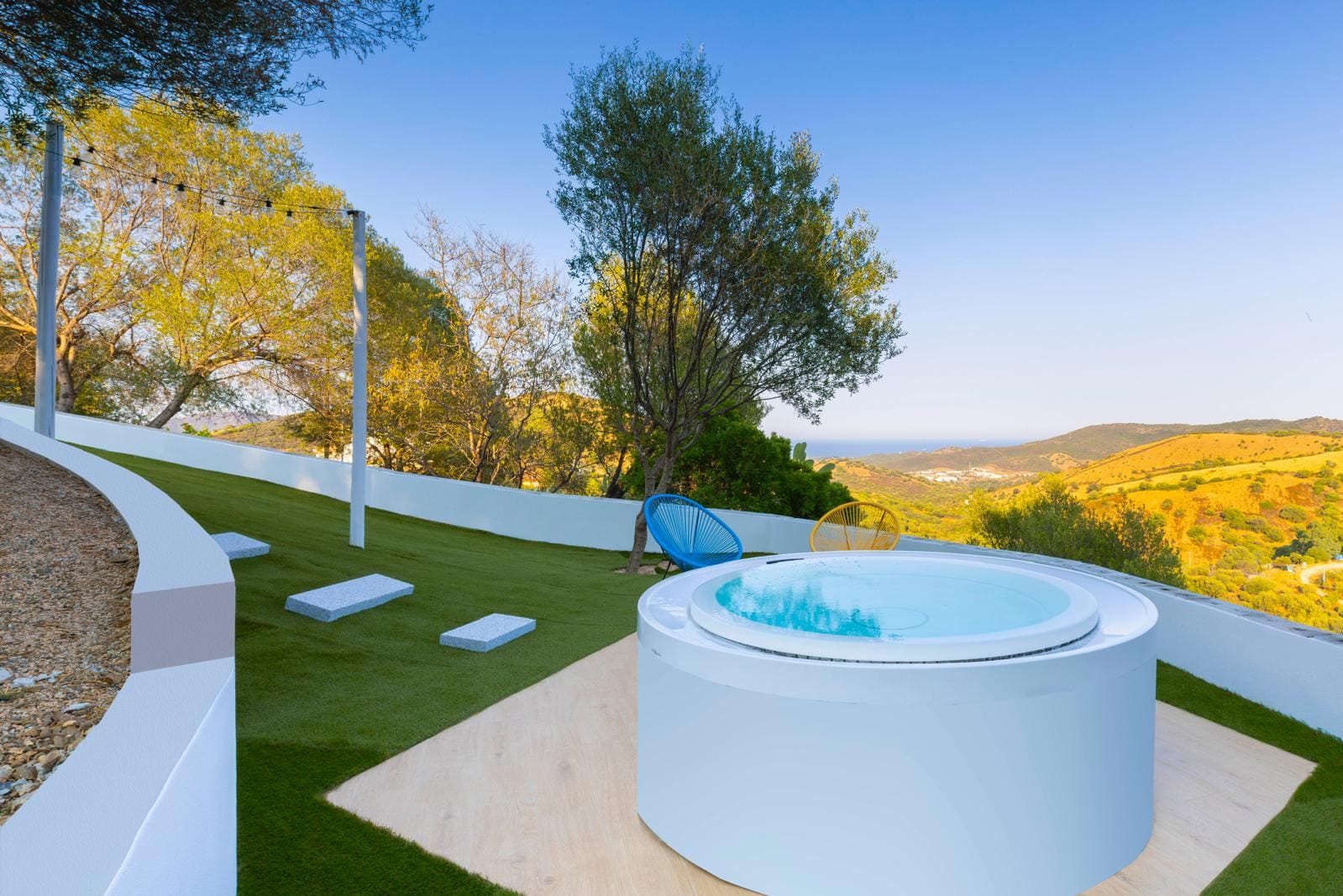 Dom Budoni Sardynia jacuzzi na tarasie - wyremontowana, stylowa  nieruchomość na sprzedaż z panoramą wzgórz, minimalistyczny design z okrągłym basenem spa, luksusowa villa, dom z widokiem na krajobraz i morze