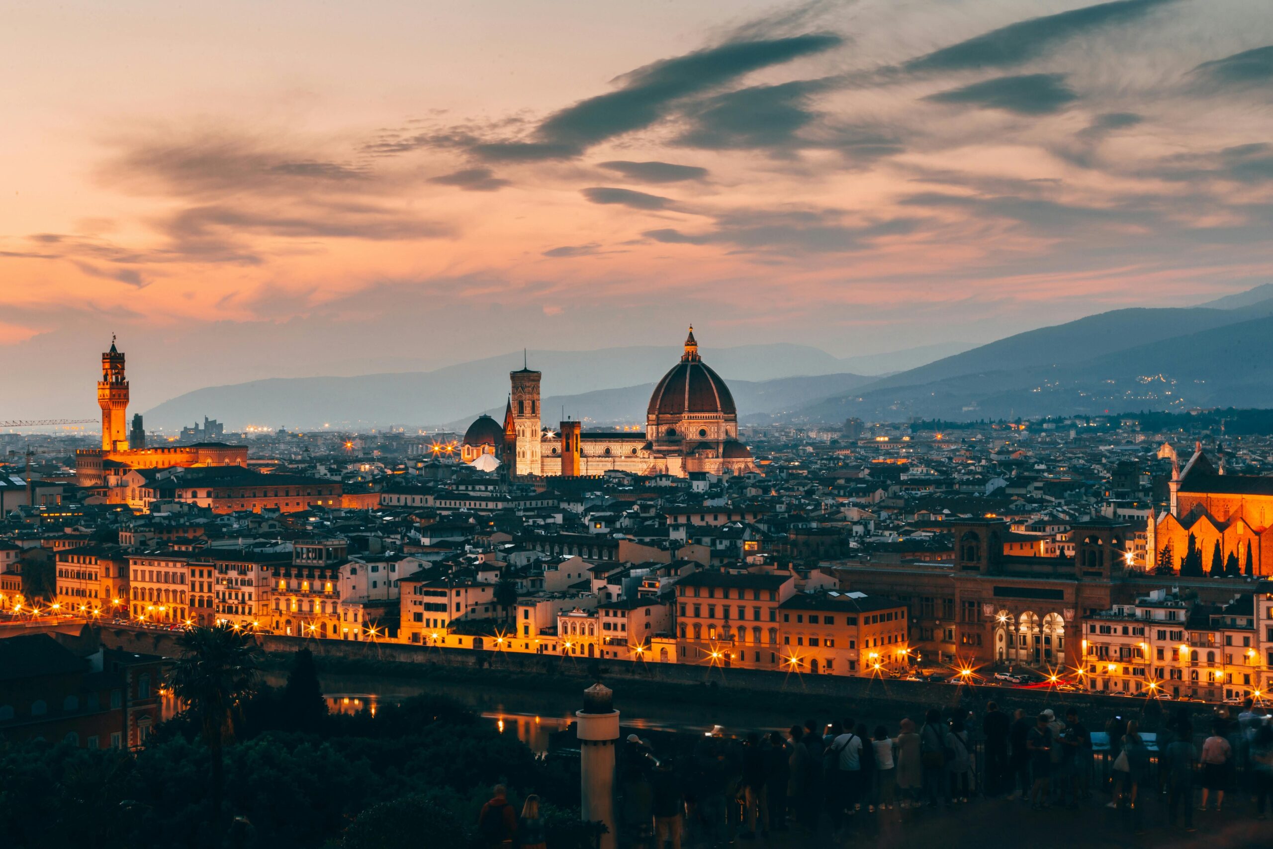 Florencja panorama zachód słońca - Duomo z kopułą Brunelleschiego i wieża Palazzo Vecchio o zmierzchu, golden hour nad Toskanią z rzeką Arno, widok na centro storico Firenze