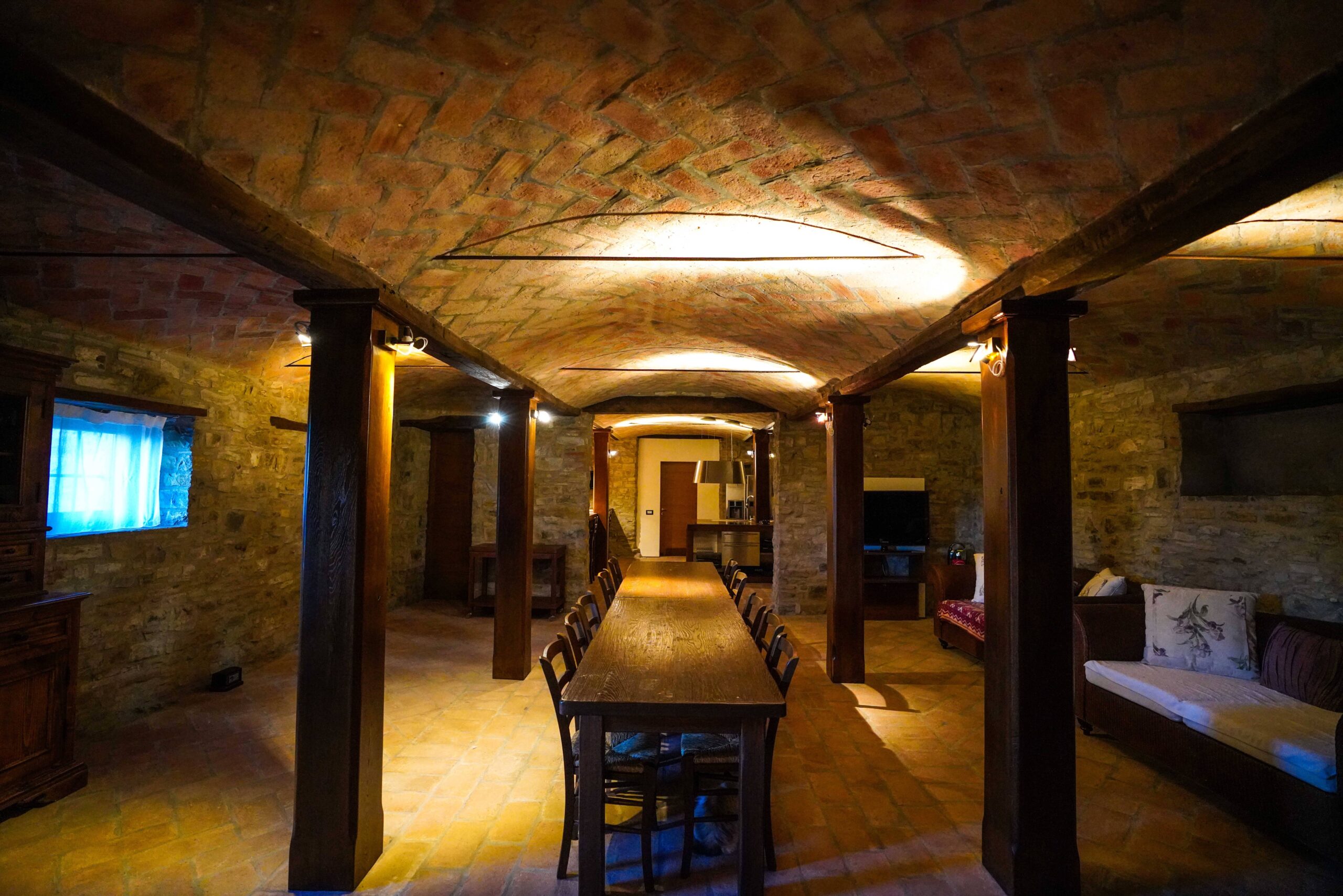 Wnętrze willi, region Appenino kamienne sklepienia - tradycyjna architektura z ceglanymi łukami i drewnianymi belkami, rustykalny styl włoski z kamiennymi ścianami, luksusowa sala jadalna w historycznej villa