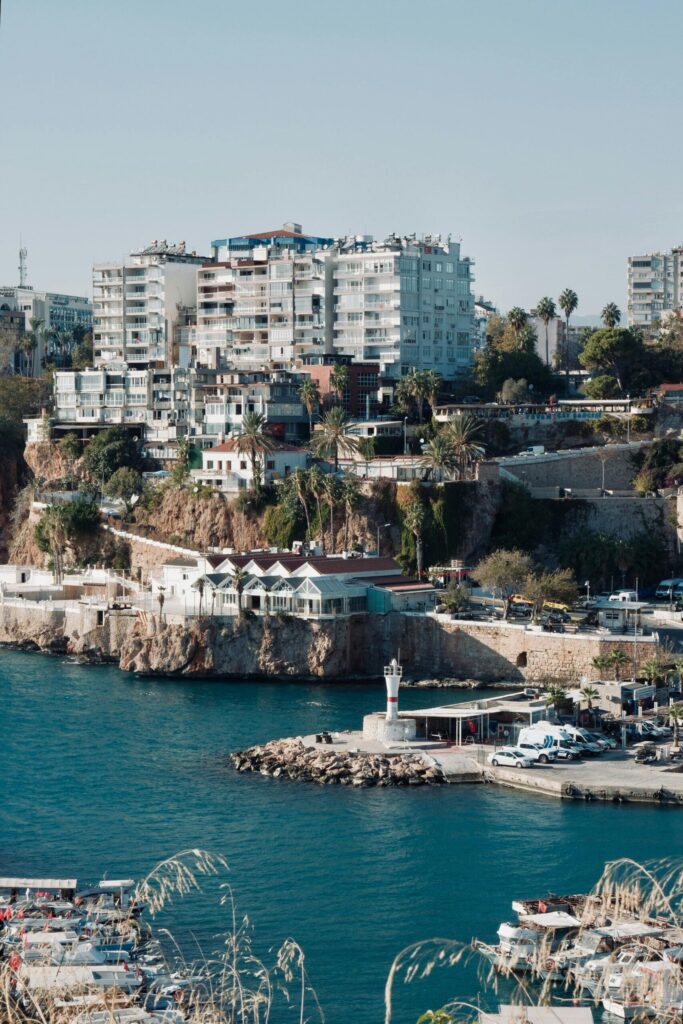 Turcja Antalya apartamenty na klifach nad morzem - nowoczesne budynki mieszkalne na skałach z widokiem na turkusowe wody, luksusowe nieruchomości cliff-top z dostępem do mariny, program obywatelstwa tureckiego Riwiera Turecka