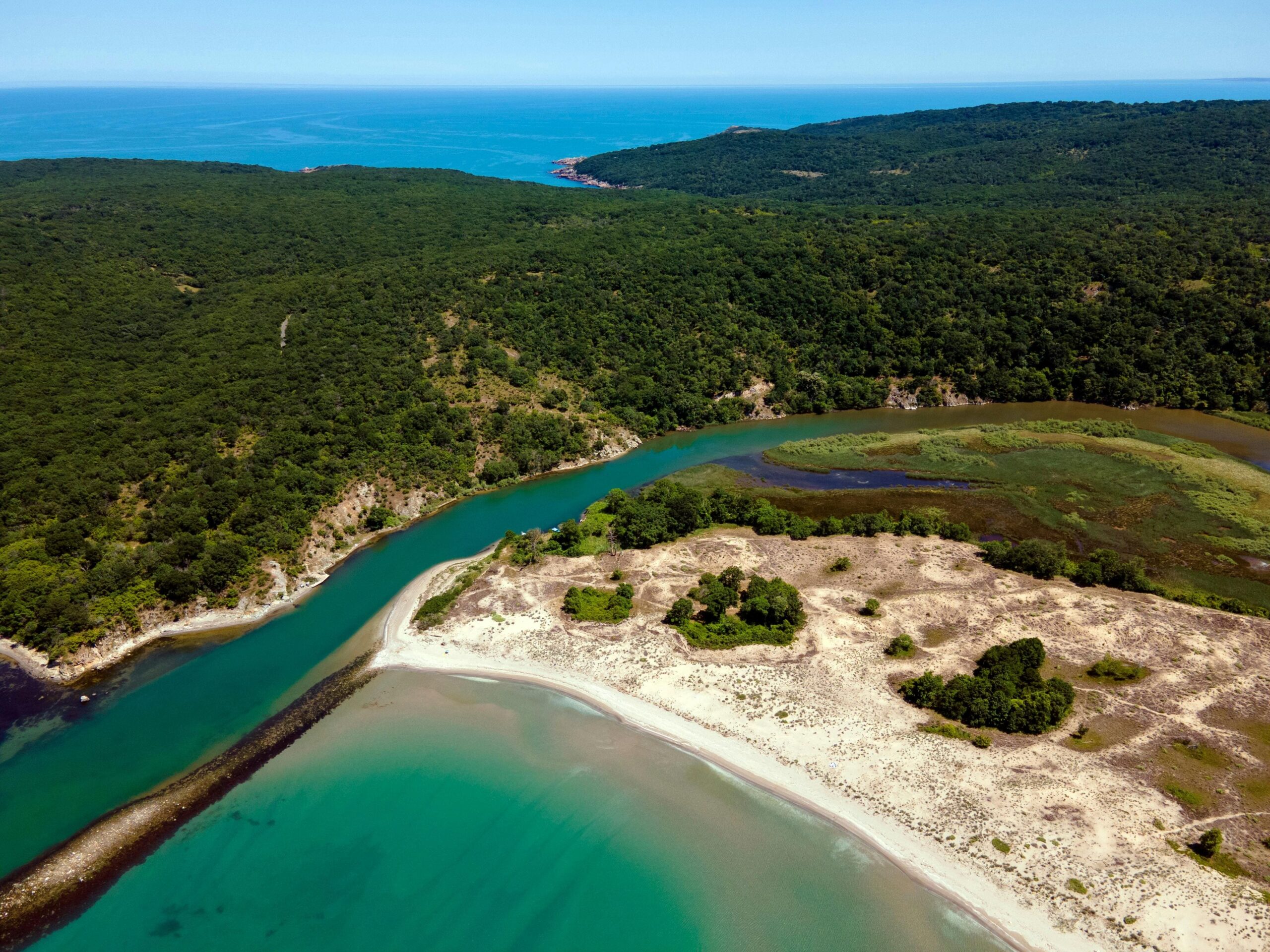 Bułgaria dziewicza laguna turkusowa woda z drona - ujście rzeki z białą plażą w otoczeniu dzikiego lasu, nietknięte wybrzeże Morza Czarnego z krystaliczną wodą, ekskluzywne lokalizacje eco-development członkostwo UE