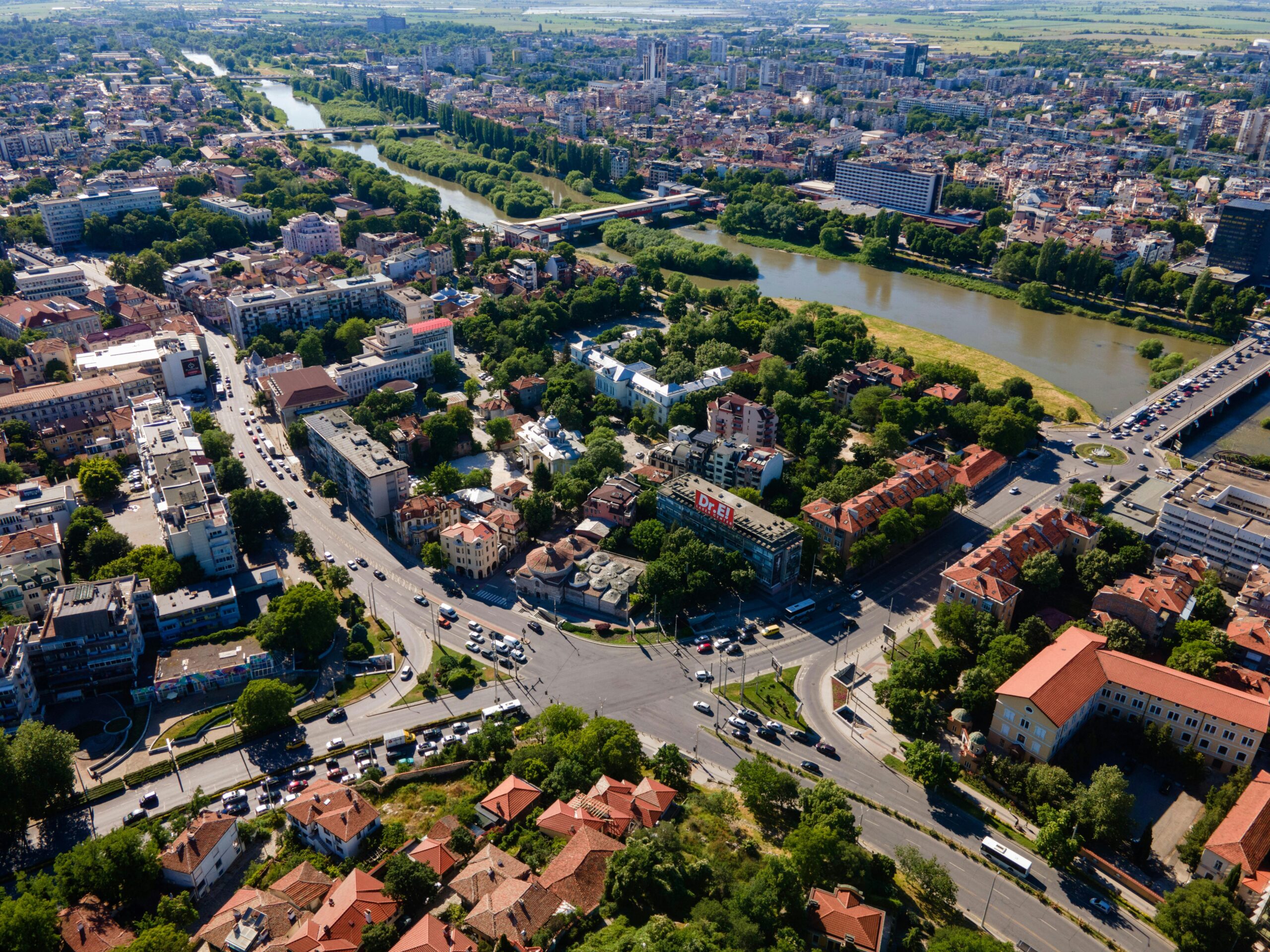 Bułgaria centrum miasta z rzeką z drona - panorama miejska z mostami i mieszaną architekturą tradycyjną i nowoczesną, apartamenty w centrum miasta nad rzeką, nieruchomości miejskie rozwój urbanistyczny