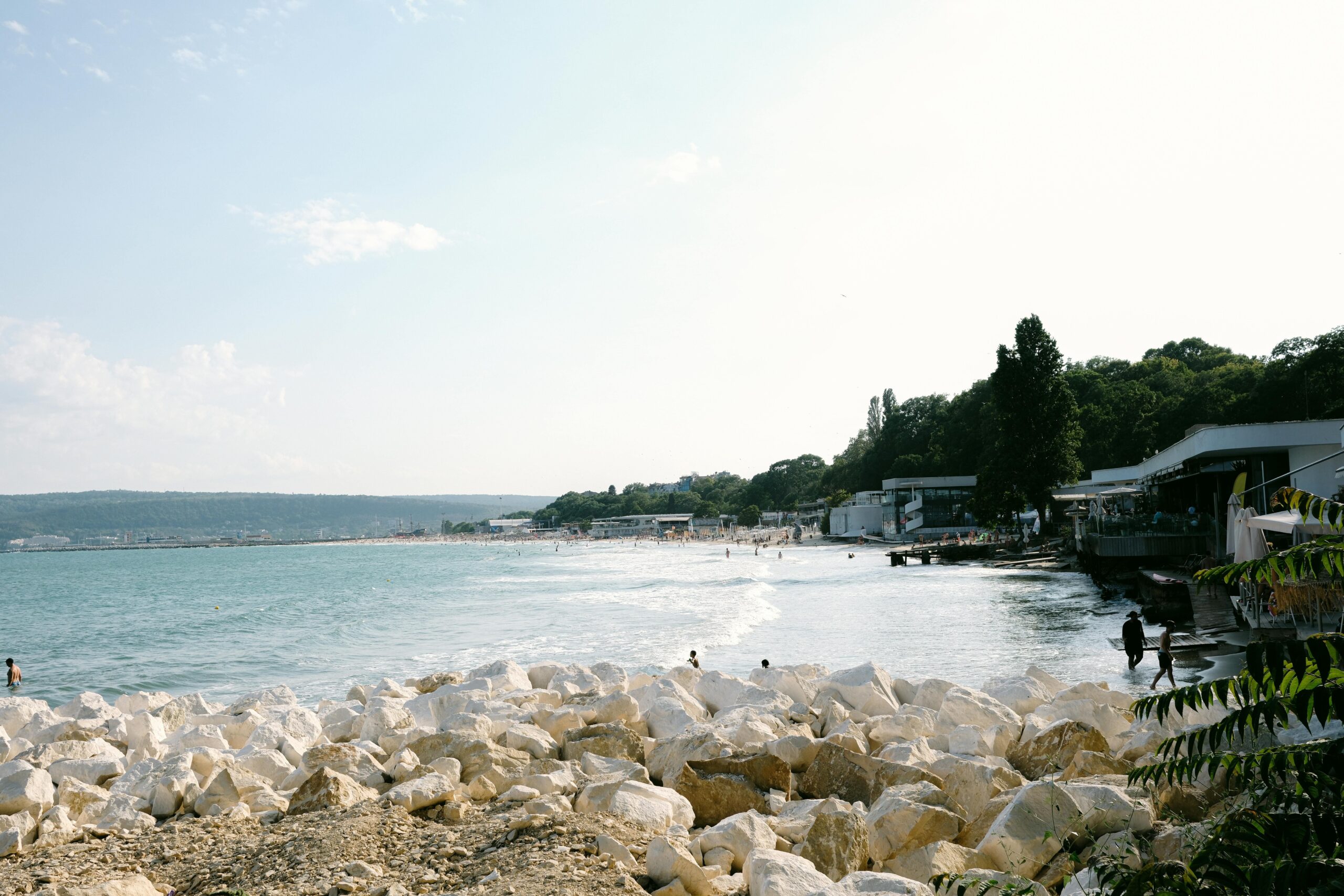 Bułgaria plaża z białymi skałami Morze Czarne - nadmorski kurort z infrastrukturą turystyczną i falochronem, piaszczysta plaża z udogodnieniami w otoczeniu zieleni, nieruchomości blisko plaży członkostwo UE przystępne ceny