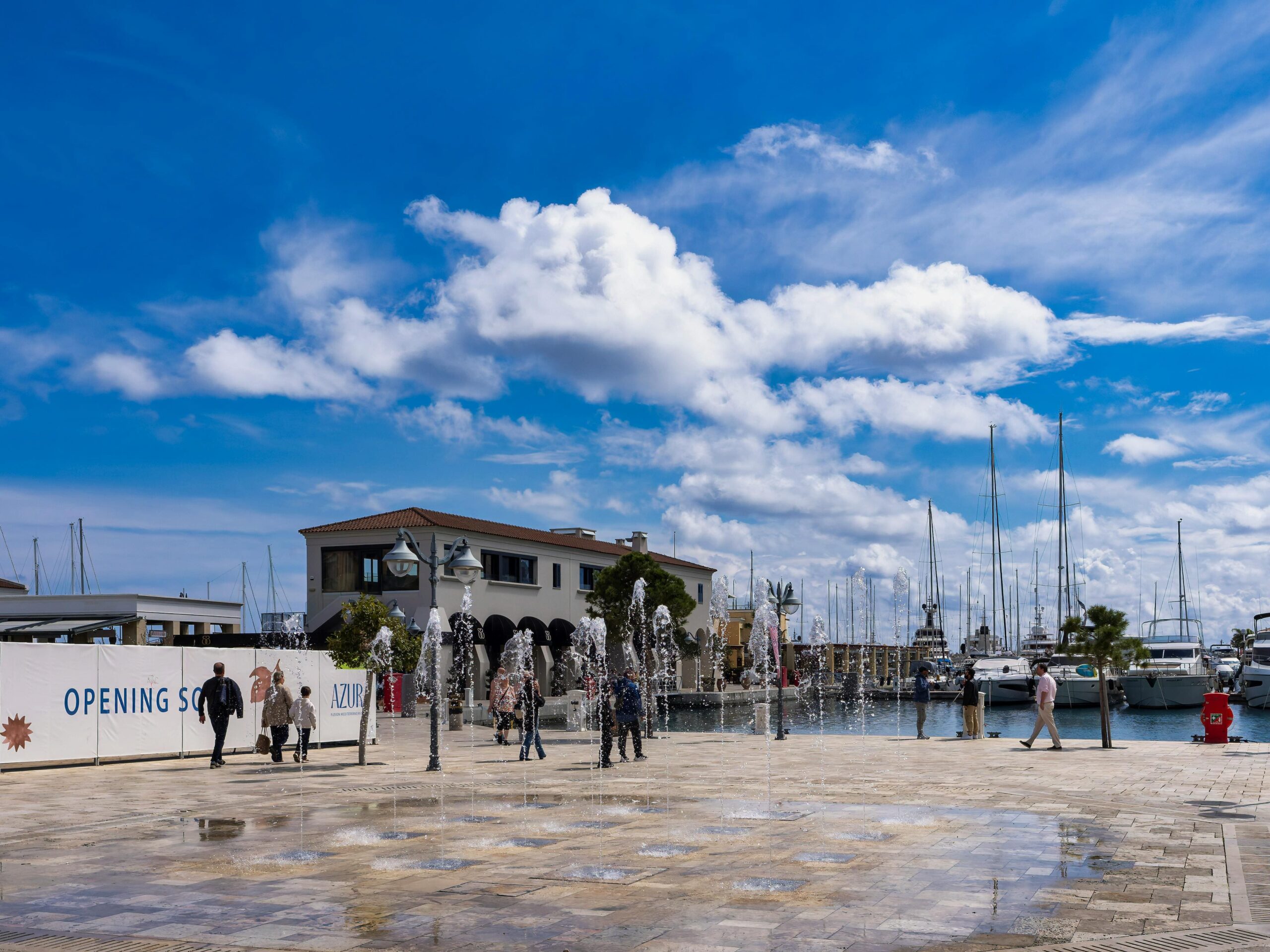 Cypr marina promenada z fontannami - luksusowa dzielnica nadbrzeżna z jachtami w tle, nieruchomości Limassol z przestrzenią publiczną i fontannami wodnymi, flipy na rynku pierwotnym na Cyprze