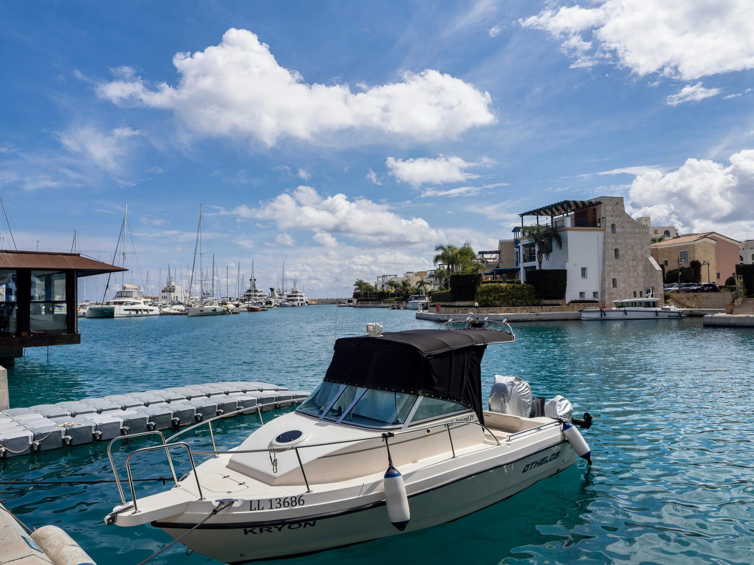 Limassol marina Cypr jachty - luksusowa przystań z apartamentami nad portem, nowoczesne nieruchomości nad Morzem Śródziemnym, ekskluzywna lokalizacja waterfront z białymi łodziami i jachtami