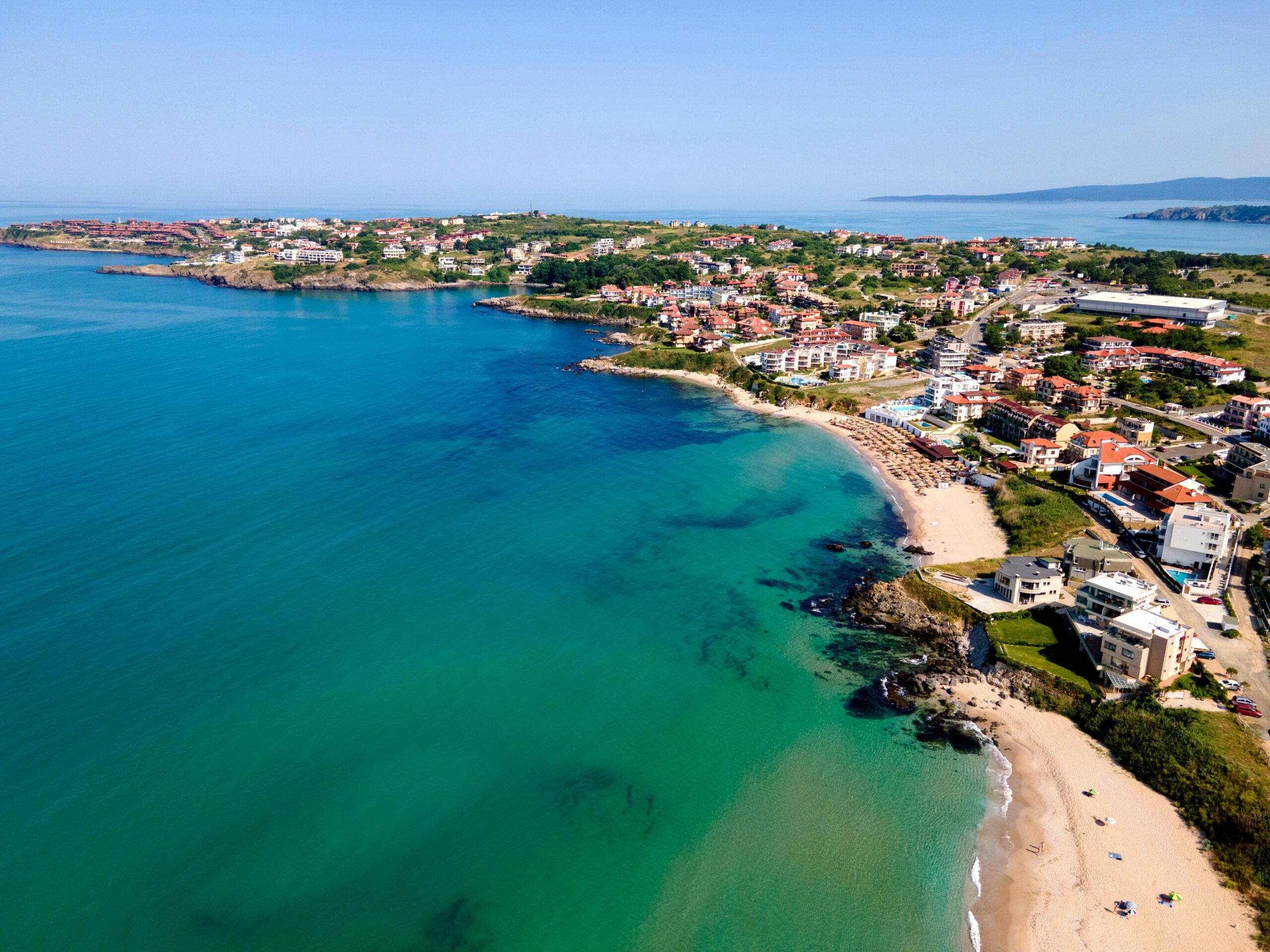 Bułgaria nadmorski kurort z turkusową wodą z drona - nowoczesne apartamenty na wybrzeżu Morza Czarnego z piaszczystą plażą, kompleksy mieszkaniowe z widokiem na morze, inwestycje nieruchomości UE dostępne ceny beachfront