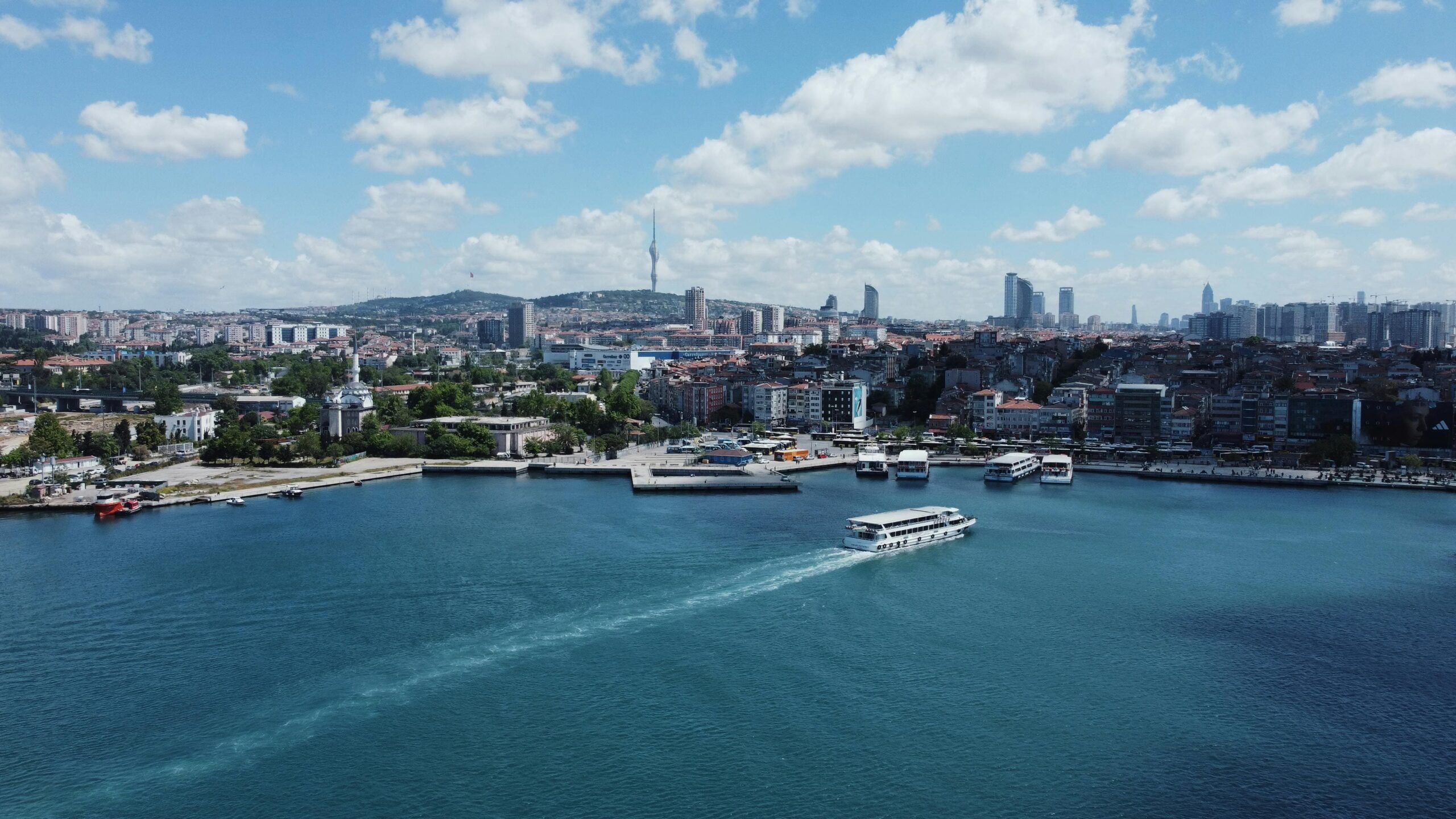 Turcja Istanbul panorama Bosfor - nowoczesna zabudowa nad cieśniną łączącą Europę z Azją, nieruchomości z widokiem na Bosfor, strategiczna lokalizacja międzykontynentalna z portem i wieżowcami
