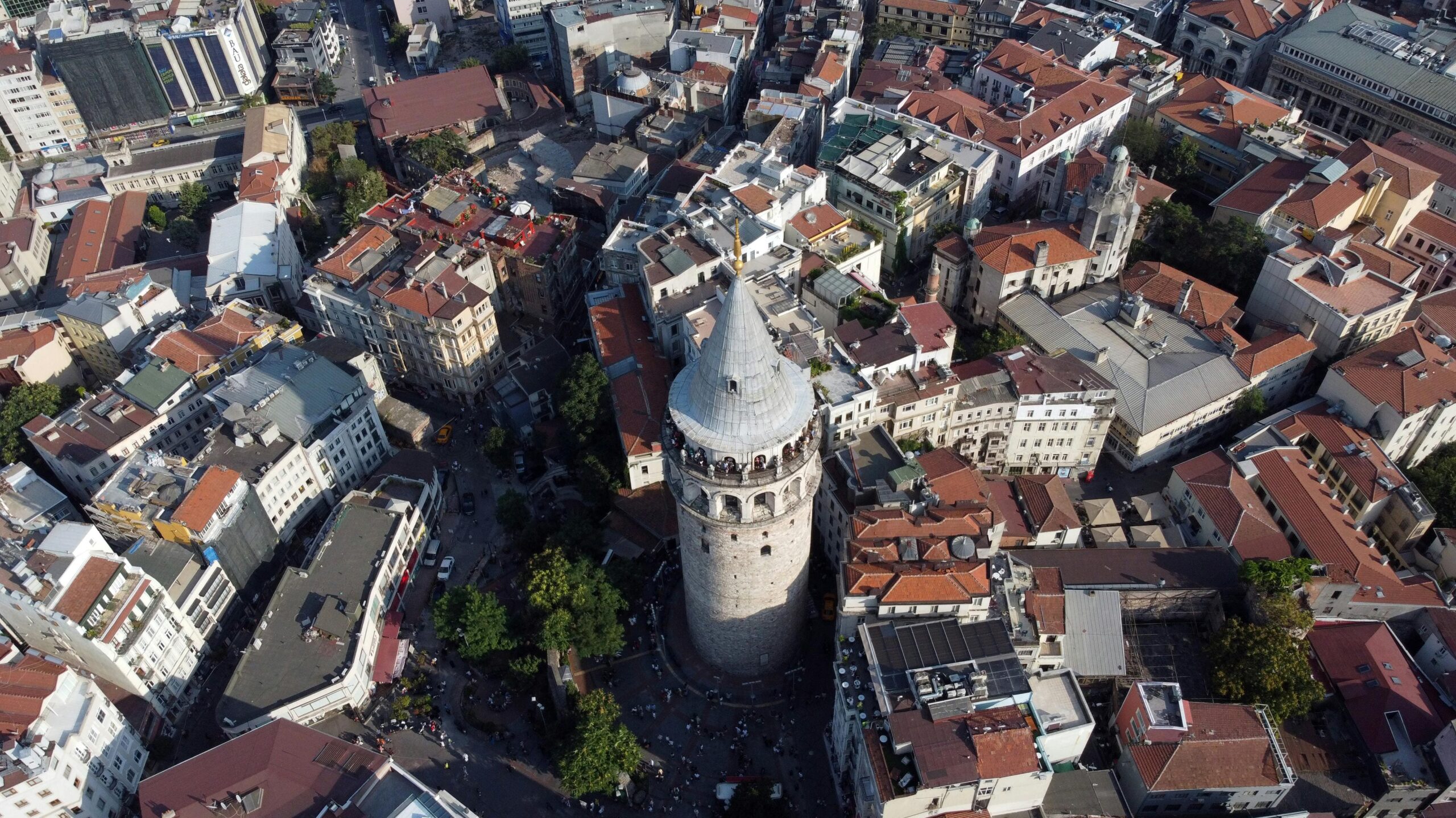 Turcja Istanbul Wieża Galata z lotu ptaka - historyczna dzielnica Beyoğlu z czerwonymi dachami, nieruchomości w centrum miasta przy słynnej wieży, ekskluzywne mieszkania w dzielnicy Galata z zabytkami