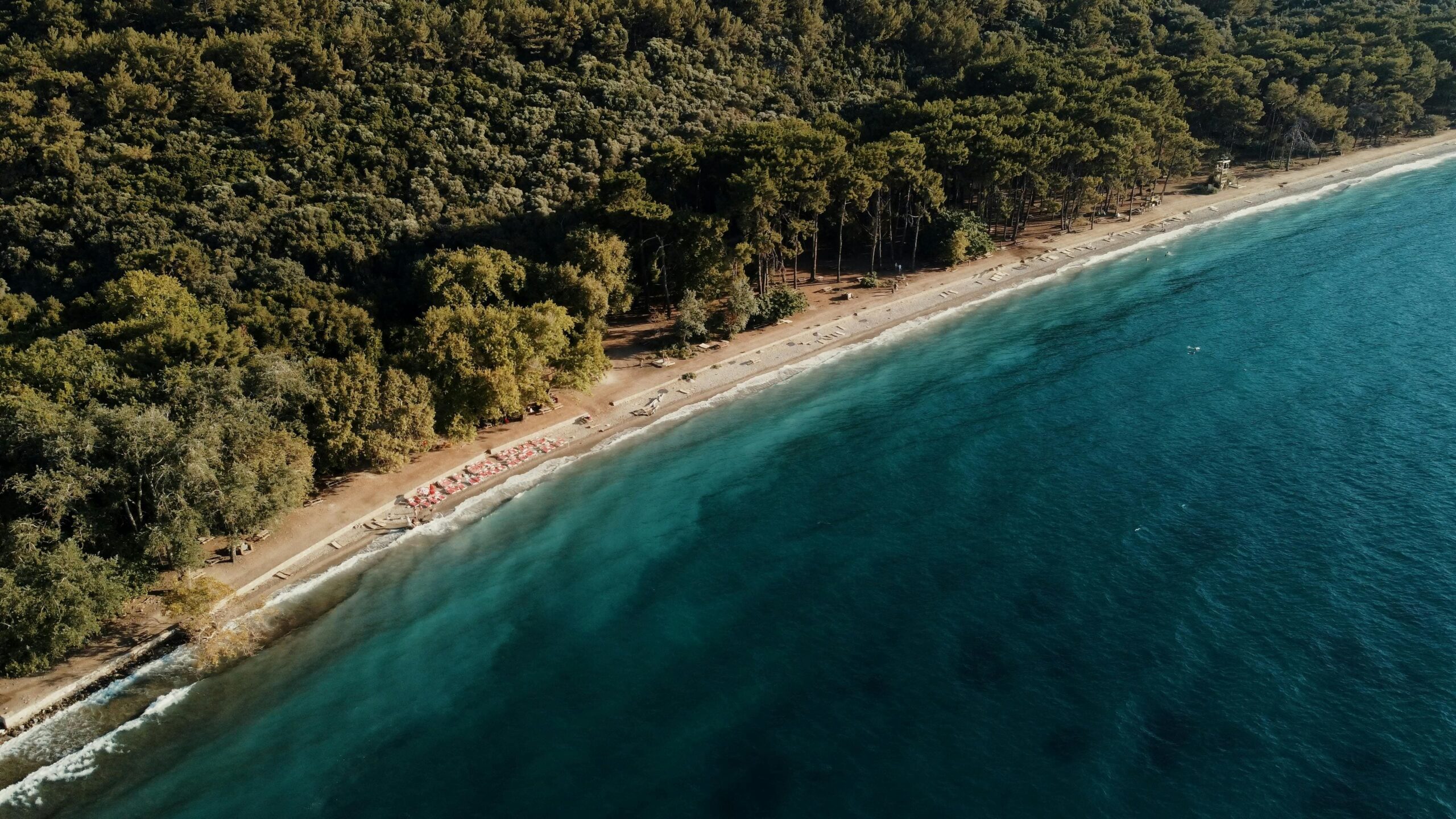 Turcja Riwiera Turecka dziewicza plaża z drona - turkusowe wody i piaszczysty brzeg w otoczeniu dzikiego lasu, prywatna zatoka z krystaliczną wodą, ekskluzywne lokalizacje nieruchomości nad morzem z dostępem do plaży